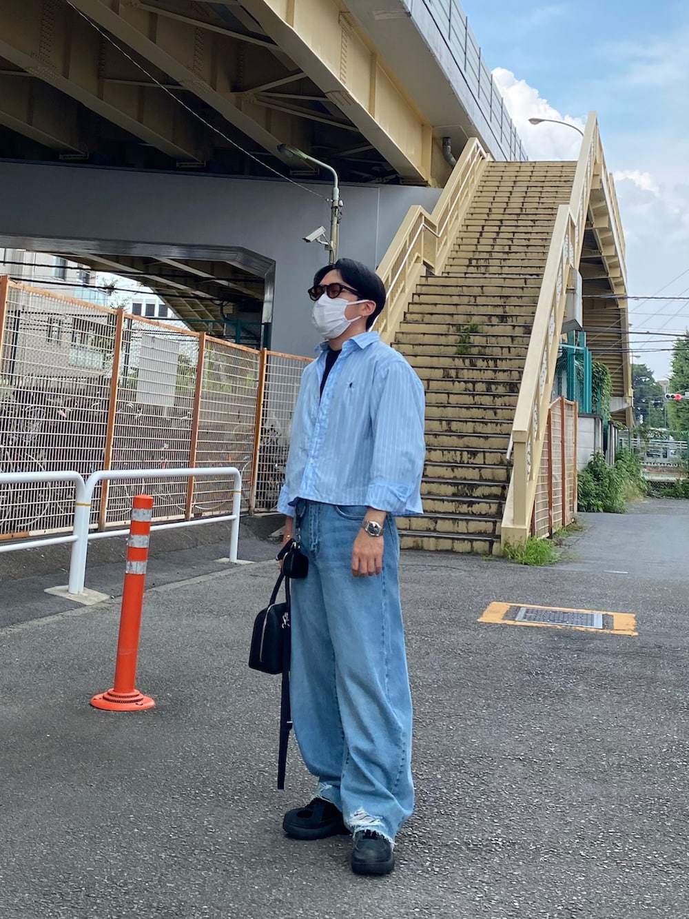 ブルー系のシャツ/ブラウス、ブルー系のデニムパンツ、ブラック系のスニーカーを着用したメンズの夏コーディネートの5枚目の写真