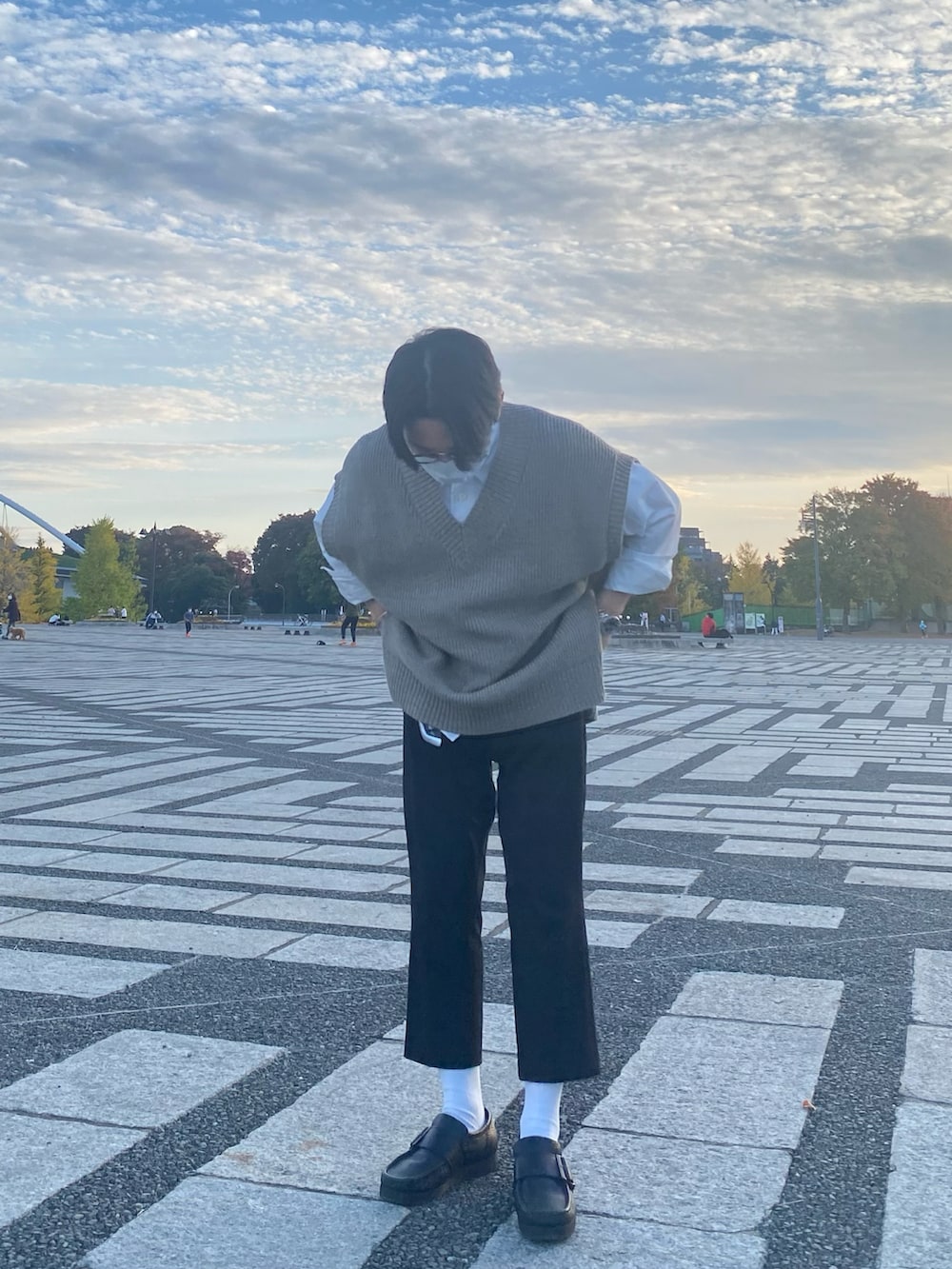 ベージュ系のベスト、ホワイト系のシャツ/ブラウス、ブラック系のスラックスを着用したメンズの秋コーディネートの3枚目の写真