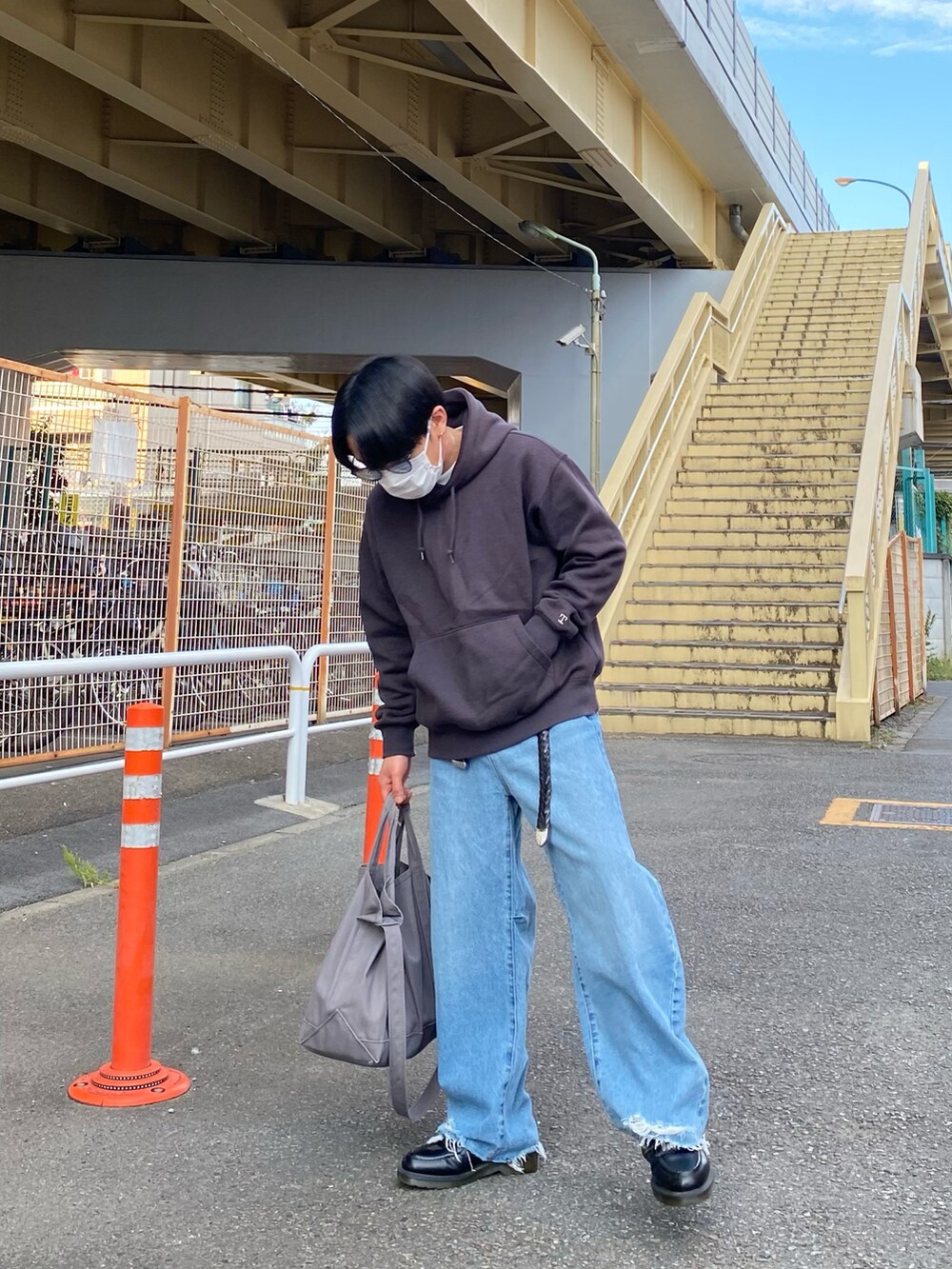 グレー系のパーカー、ブルー系のデニムパンツ、ブラック系のローファーを着用したメンズの秋コーディネートの3枚目の写真