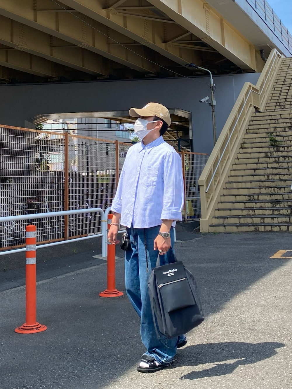 ブルー系のシャツ/ブラウス、ブルー系のデニムパンツ、ブラック系のサンダルを着用したメンズの夏コーディネートの3枚目の写真