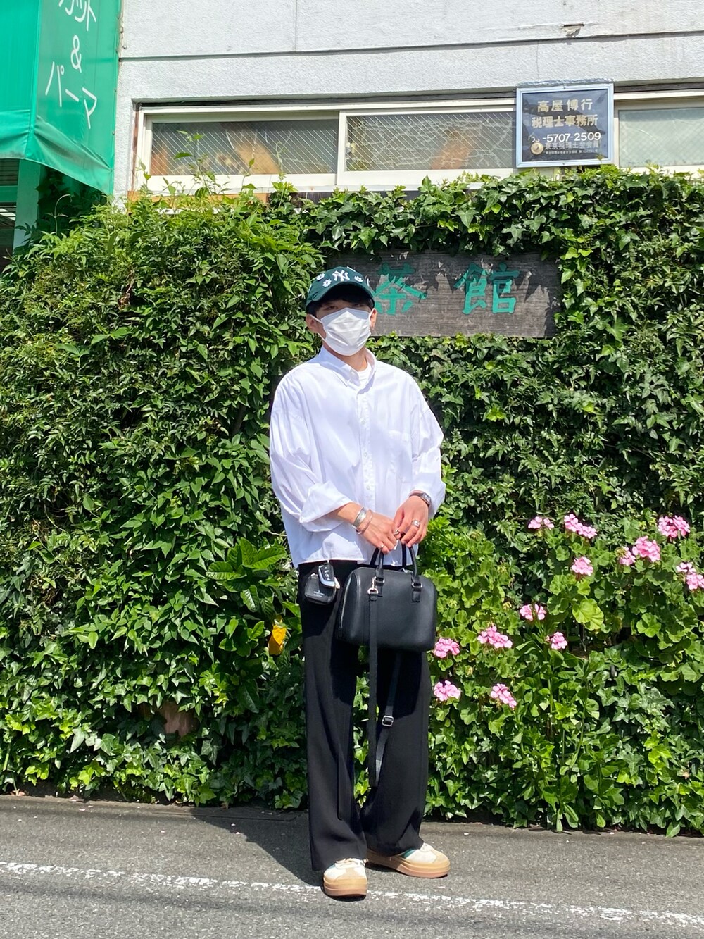 ホワイト系のシャツ/ブラウス、ブラック系のその他パンツ、ベージュ系のスニーカーを着用したメンズの春コーディネートの2枚目の写真