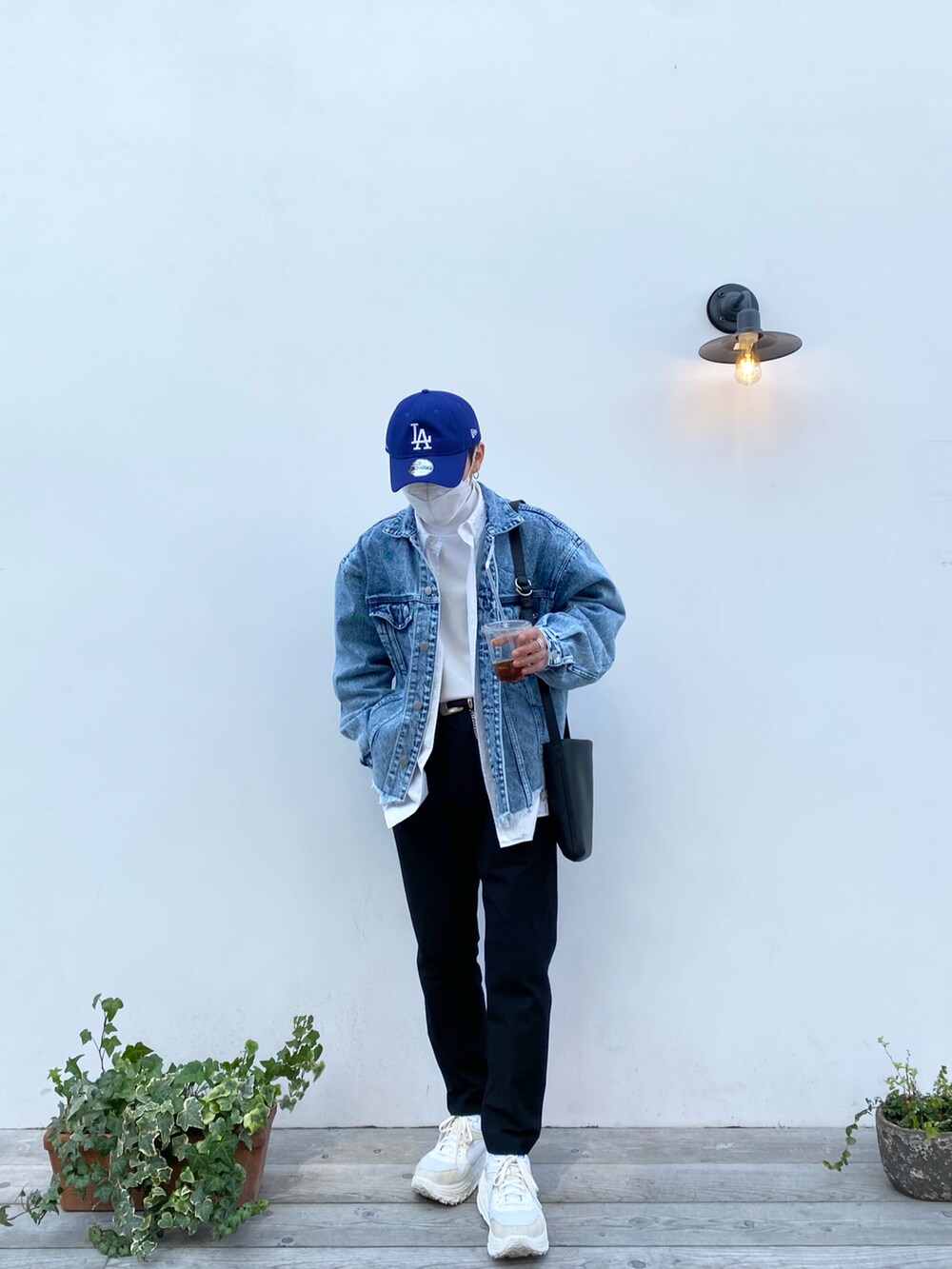 ブルー系のデニムジャケット、ホワイト系のシャツ/ブラウス、ホワイト系のTシャツ/カットソーを着用したメンズの春コーディネートの4枚目の写真