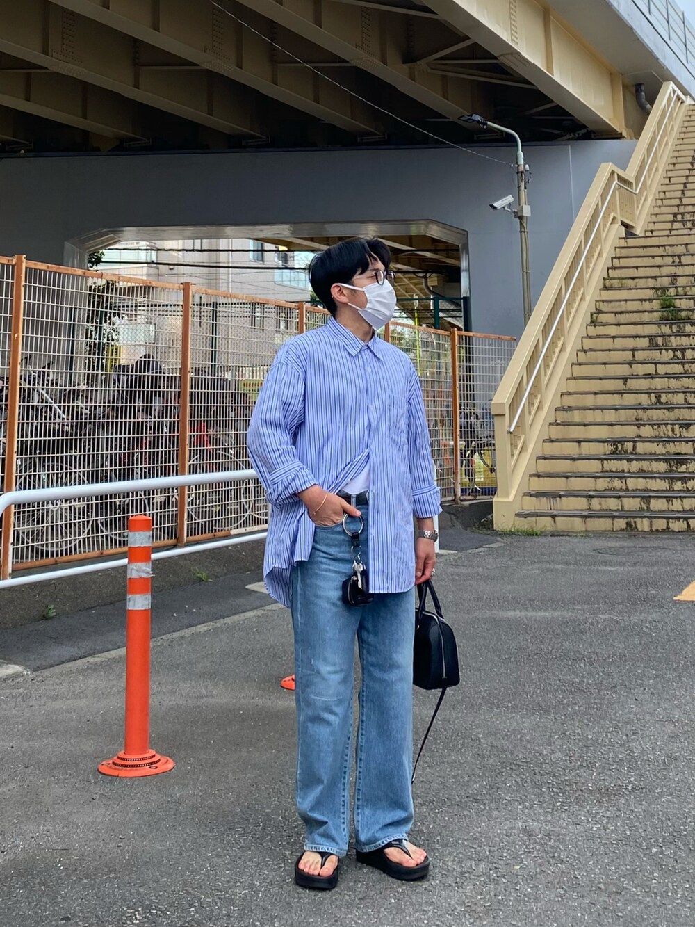 その他のシャツ/ブラウス、ブラック系のボストンバッグ、ブルー系のデニムパンツを着用したメンズの夏コーディネートの5枚目の写真