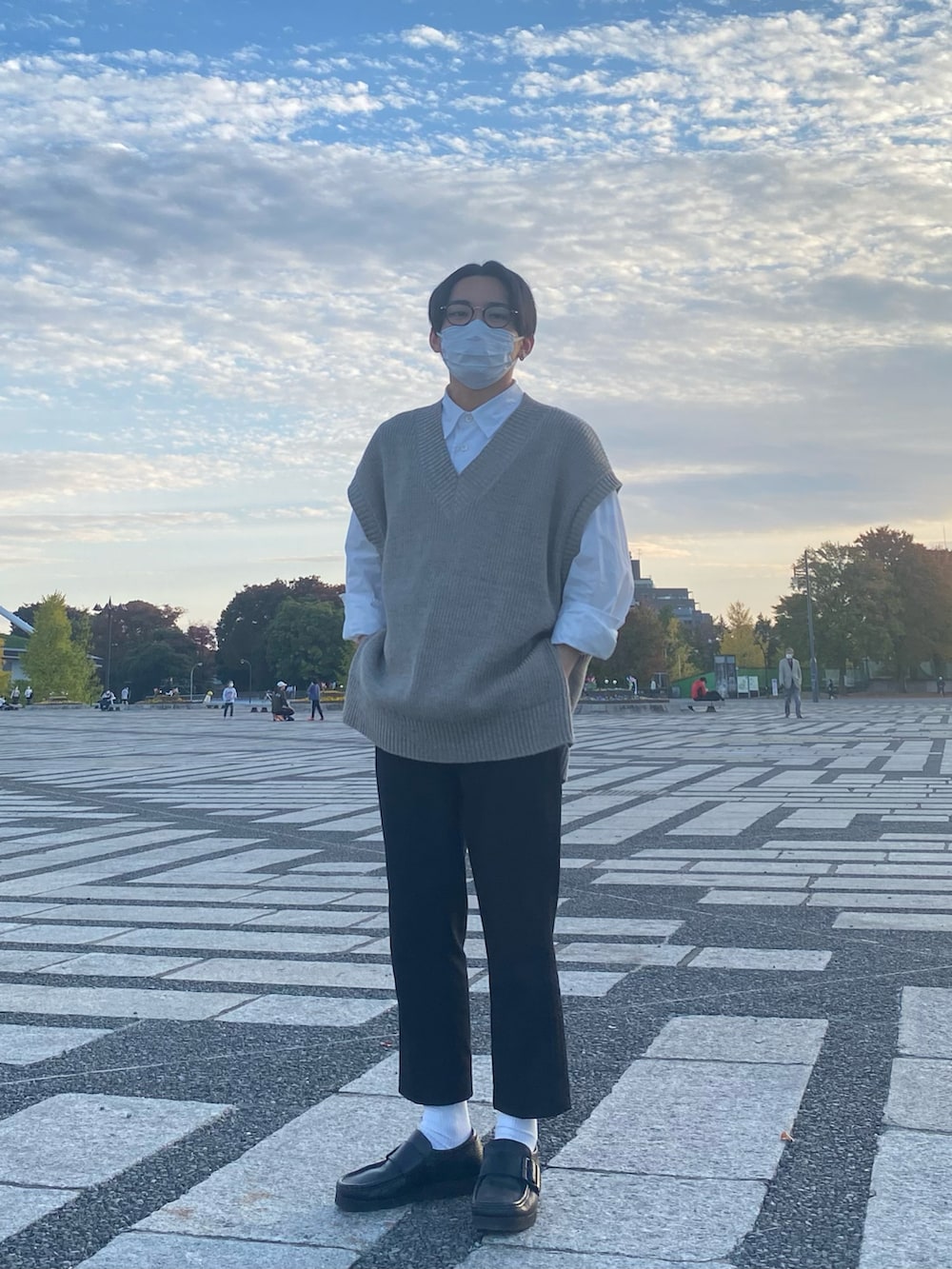 ベージュ系のベスト、ホワイト系のシャツ/ブラウス、ブラック系のスラックスを着用したメンズの秋コーディネートの4枚目の写真