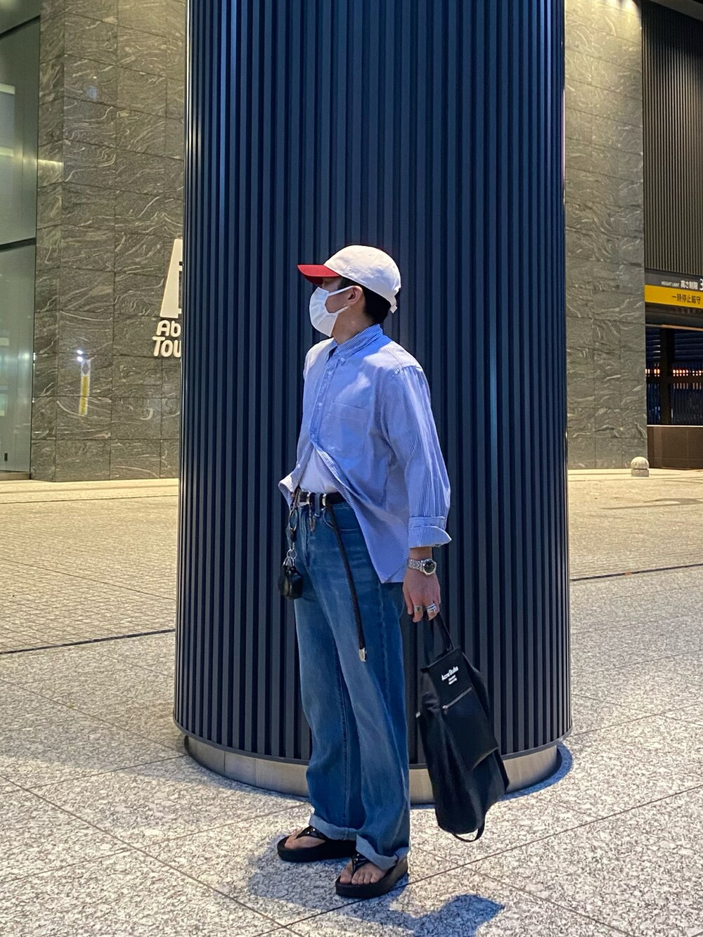 ブルー系のシャツ/ブラウス、ブラック系のトートバッグ、ブルー系のデニムパンツを着用したメンズの夏コーディネートの2枚目の写真