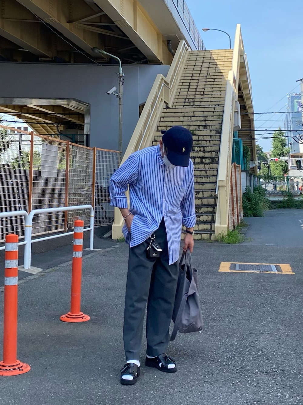 ブルー系のシャツ/ブラウス、グレー系のパンツ、ブラック系のサンダルを着用したメンズの夏コーディネートの4枚目の写真