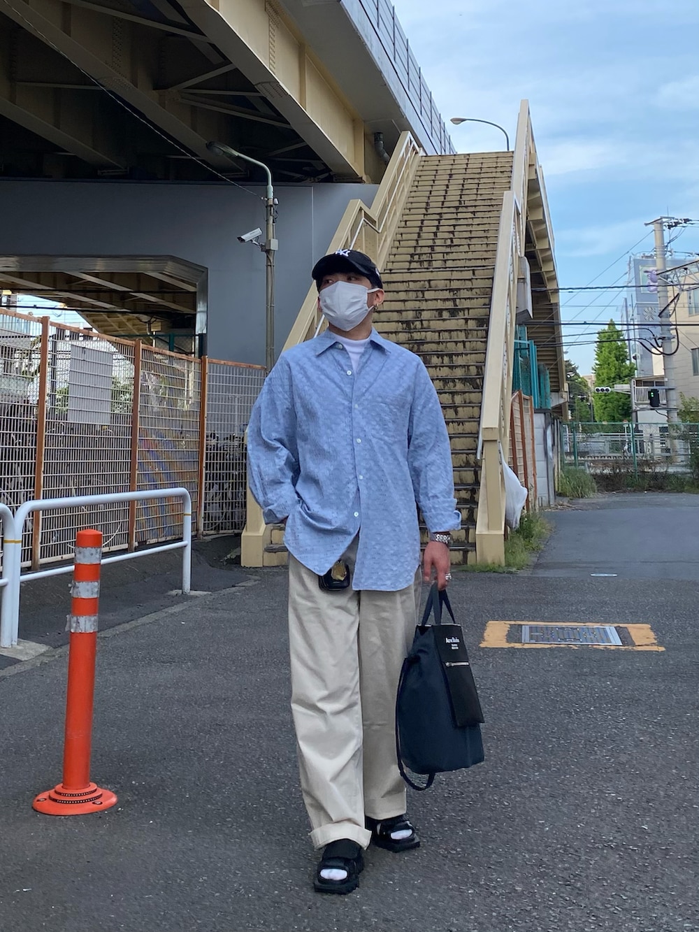 ブルー系のシャツ/ブラウス、ホワイト系のチノパンツ、ブラック系のサンダルを着用したメンズの春コーディネートの5枚目の写真