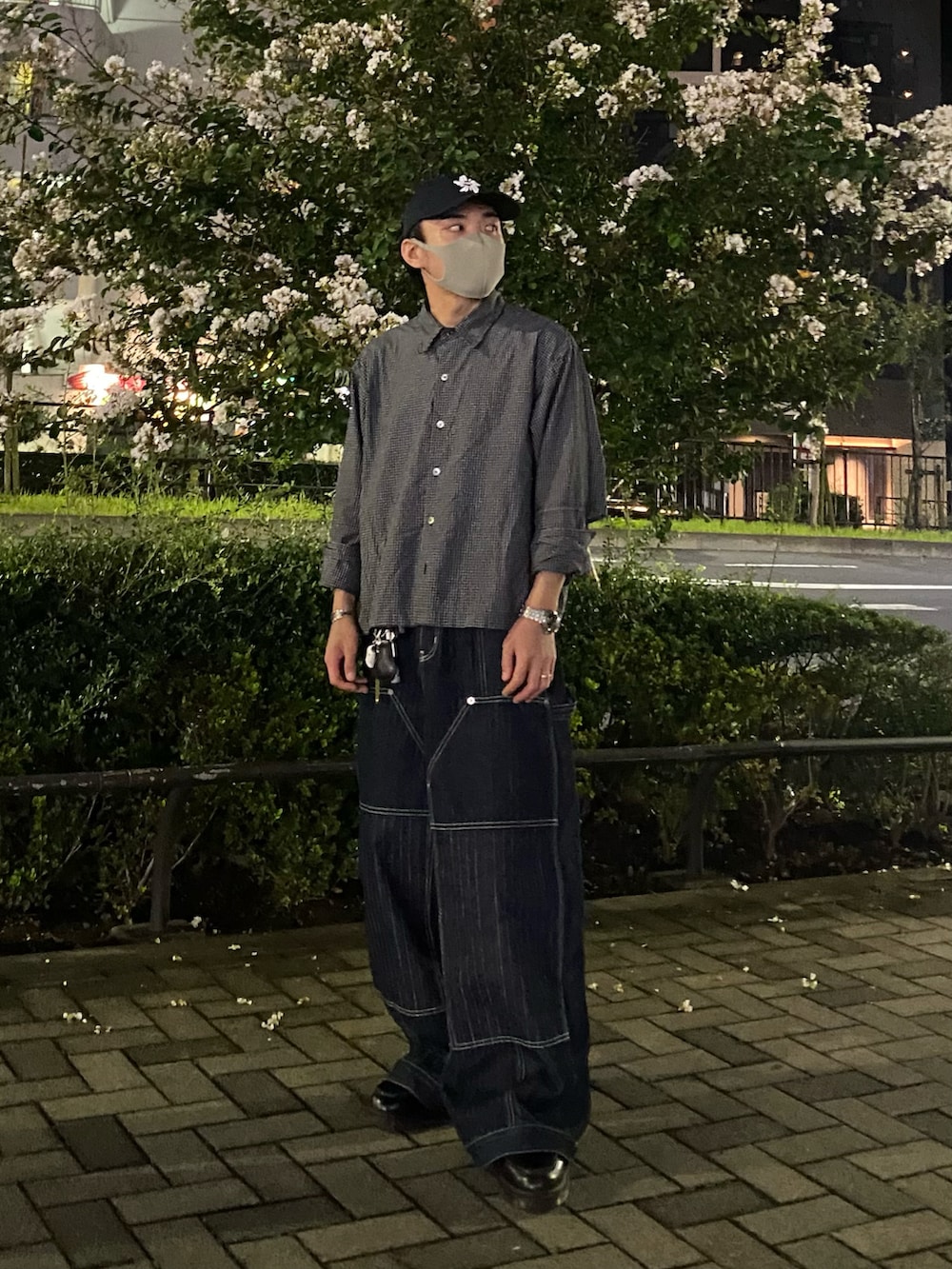 ブルー系のデニムパンツ、ブラック系のシャツ/ブラウス、ブラック系のローファーを着用したメンズの秋コーディネートの5枚目の写真
