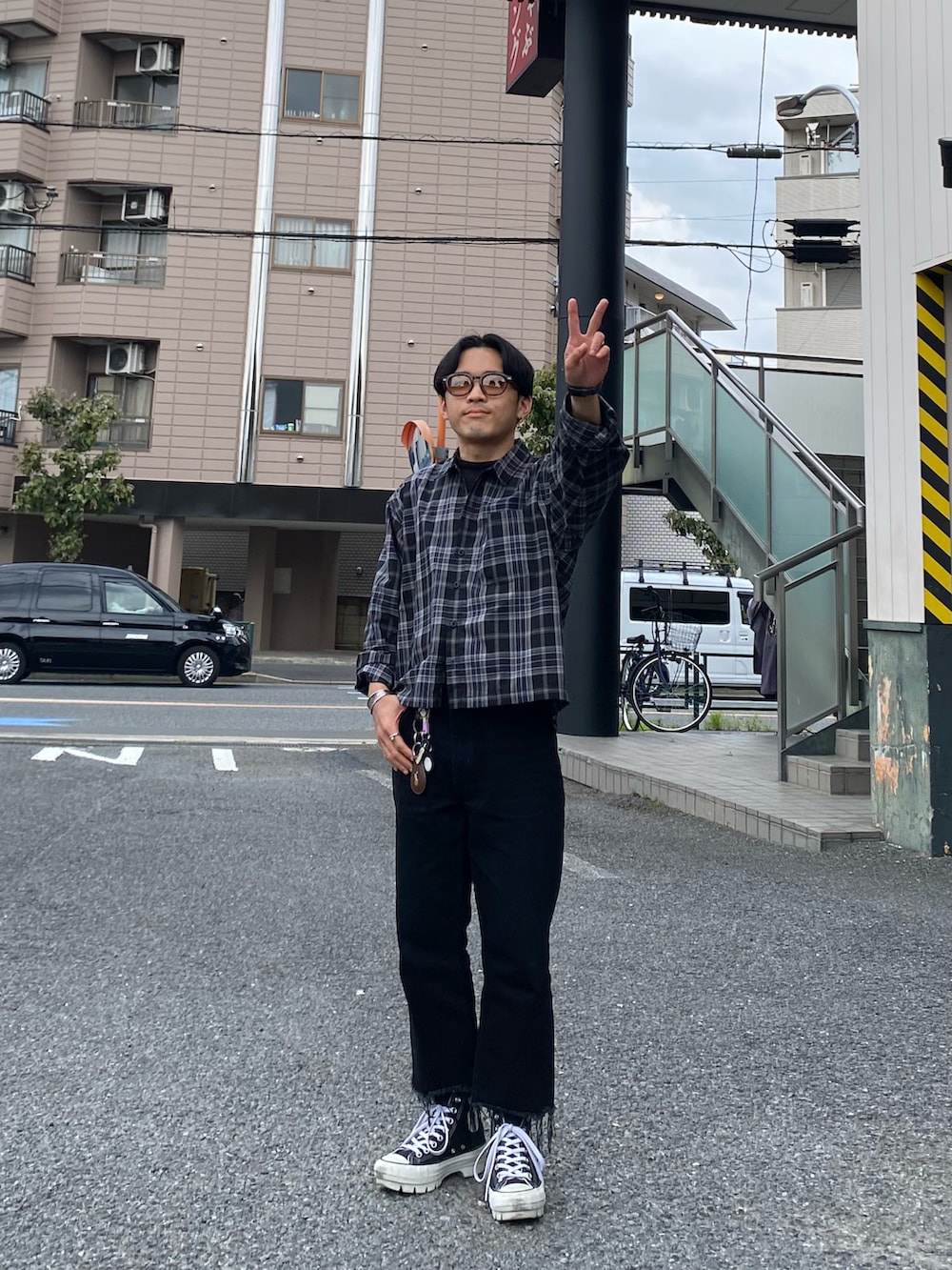 ブラック系のシャツ/ブラウス、ブラック系のデニムパンツ、ブラック系のスニーカーを着用したメンズの夏コーディネートの5枚目の写真