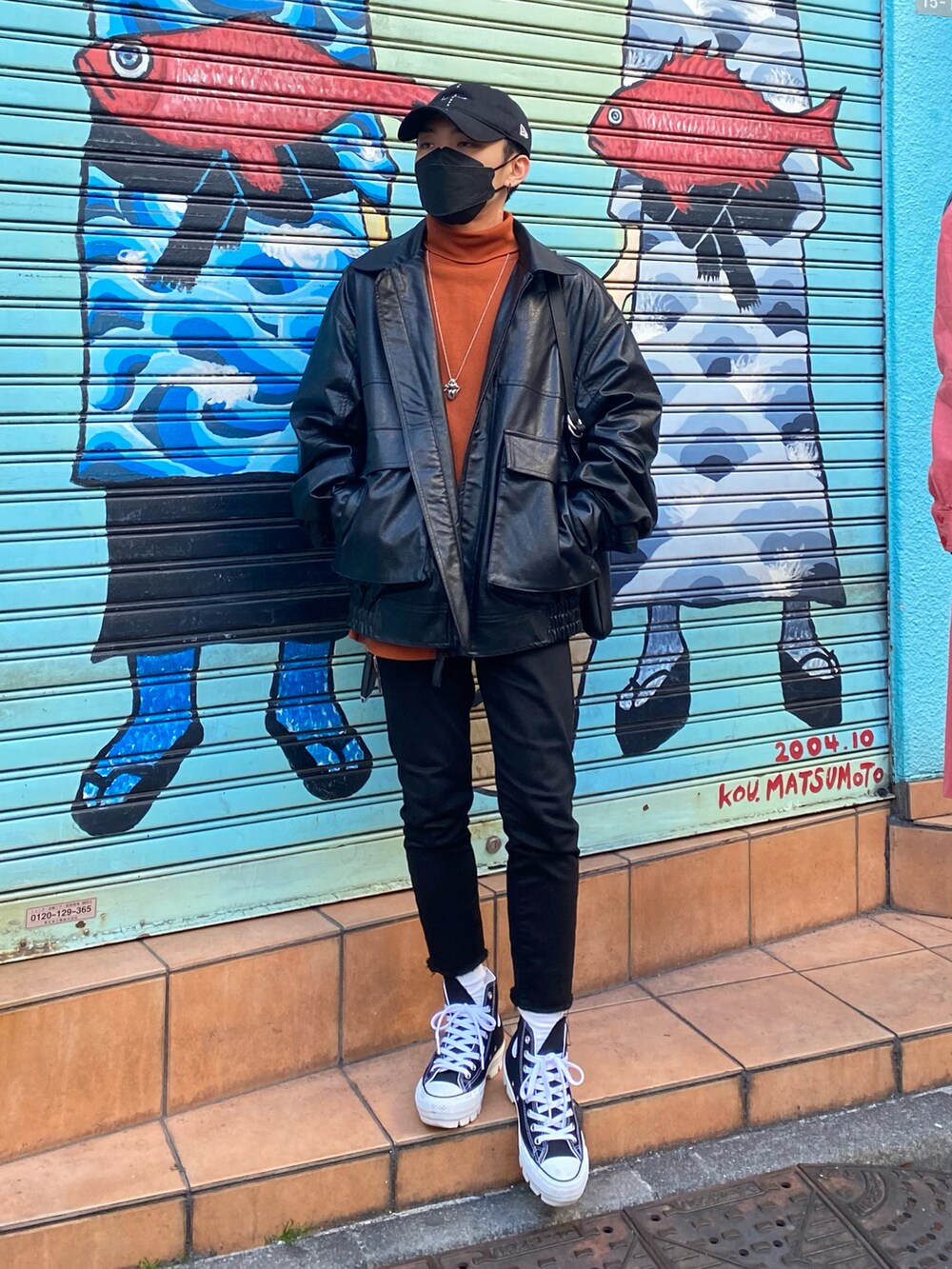 ブラック系のブルゾン、ブラウン系のスウェット、ブラック系のスニーカーを着用したメンズの冬コーディネートの3枚目の写真