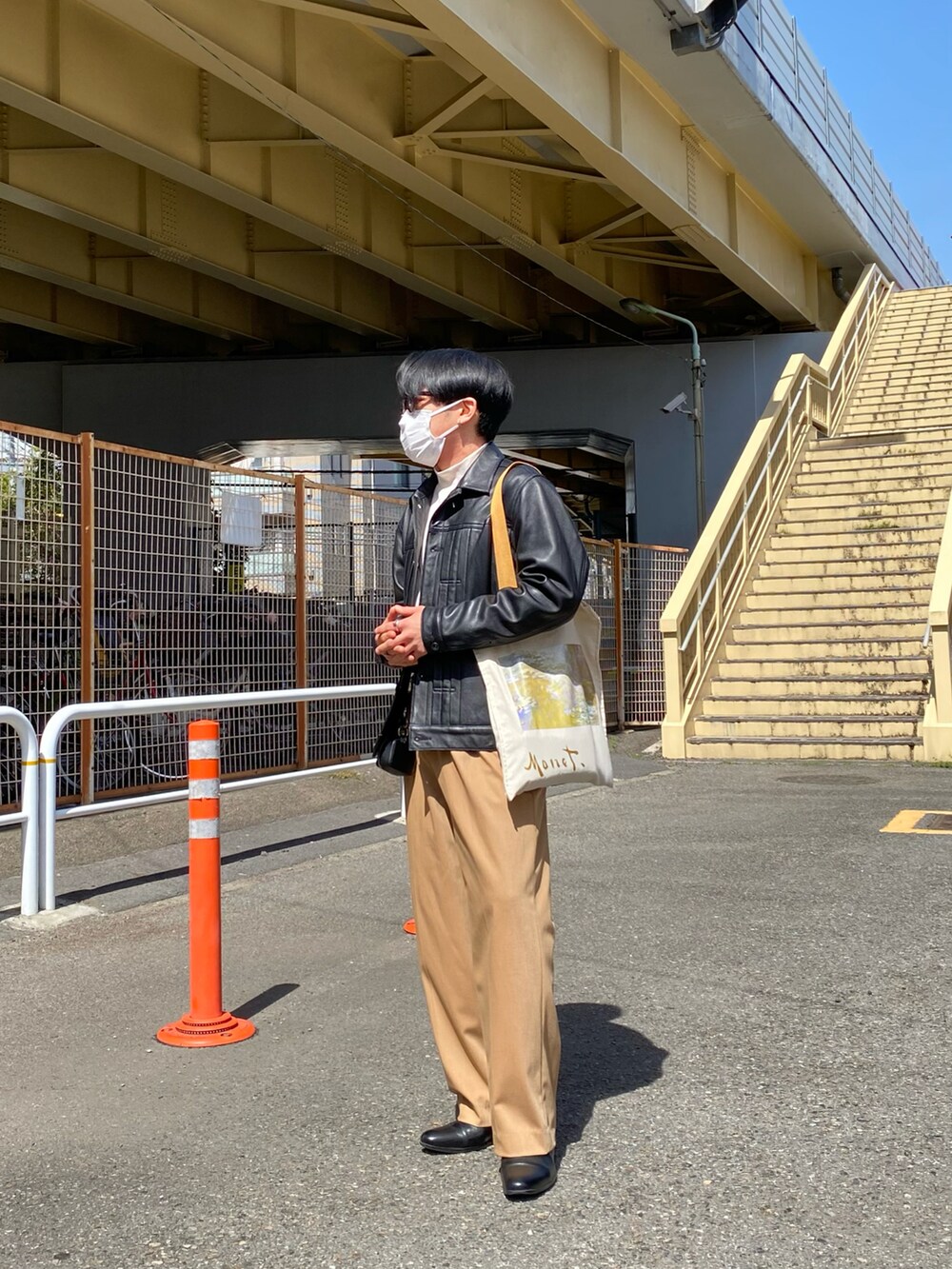 ブラック系のライダースジャケット、その他のTシャツ/カットソー、ベージュ系のスラックスを着用したメンズの春コーディネートの3枚目の写真