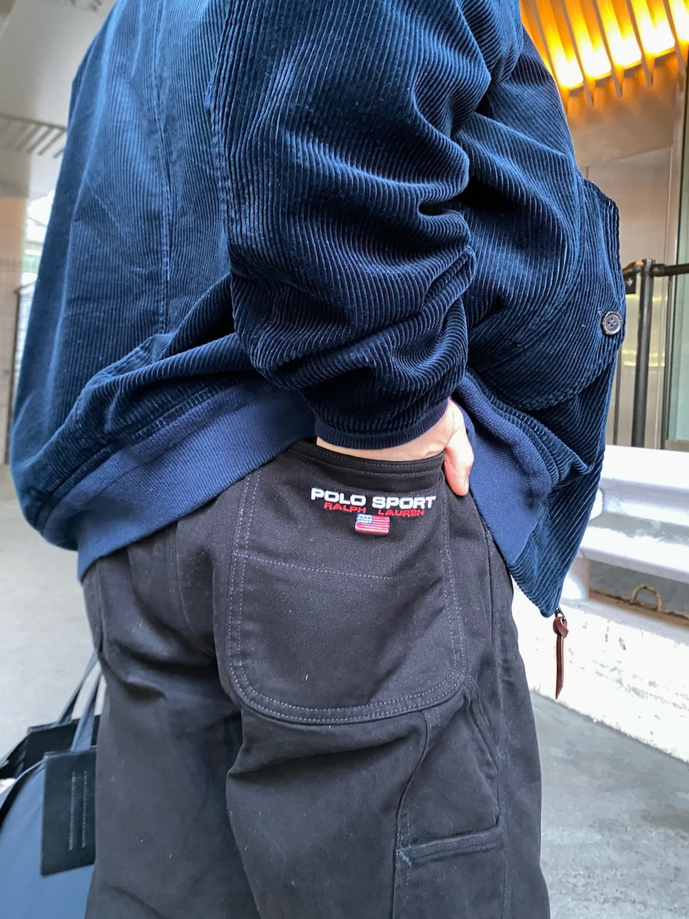 ブラック系のローファー、ブルー系のその他アウター、ブラック系のその他パンツを着用したメンズの春コーディネートの4枚目の写真