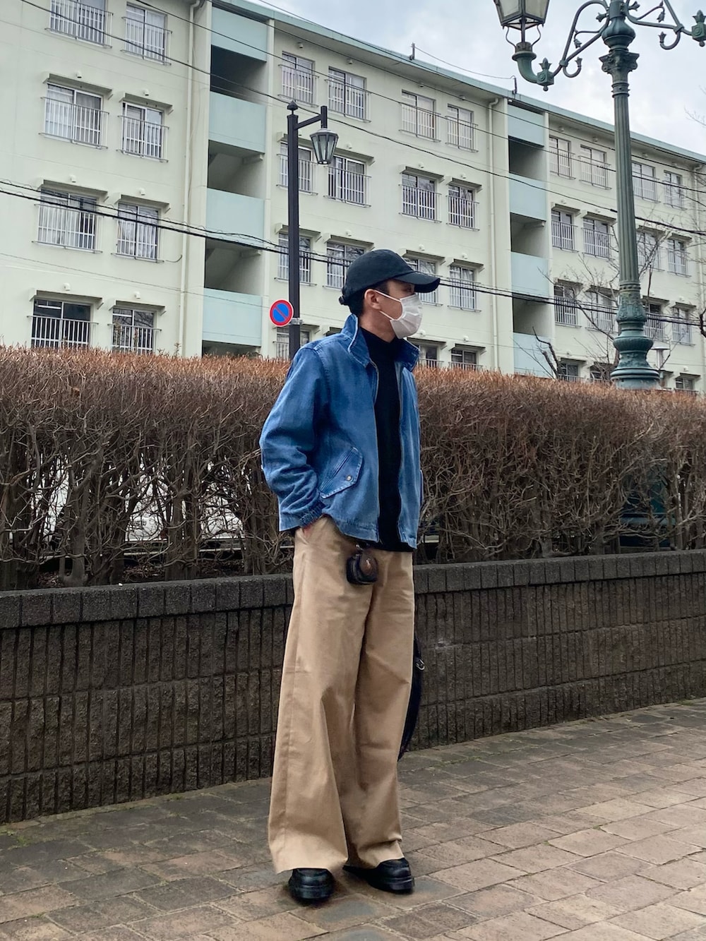 ブルー系のデニムジャケット、ベージュ系のチノパンツ、ブラック系のローファーを着用したメンズの春コーディネートの4枚目の写真