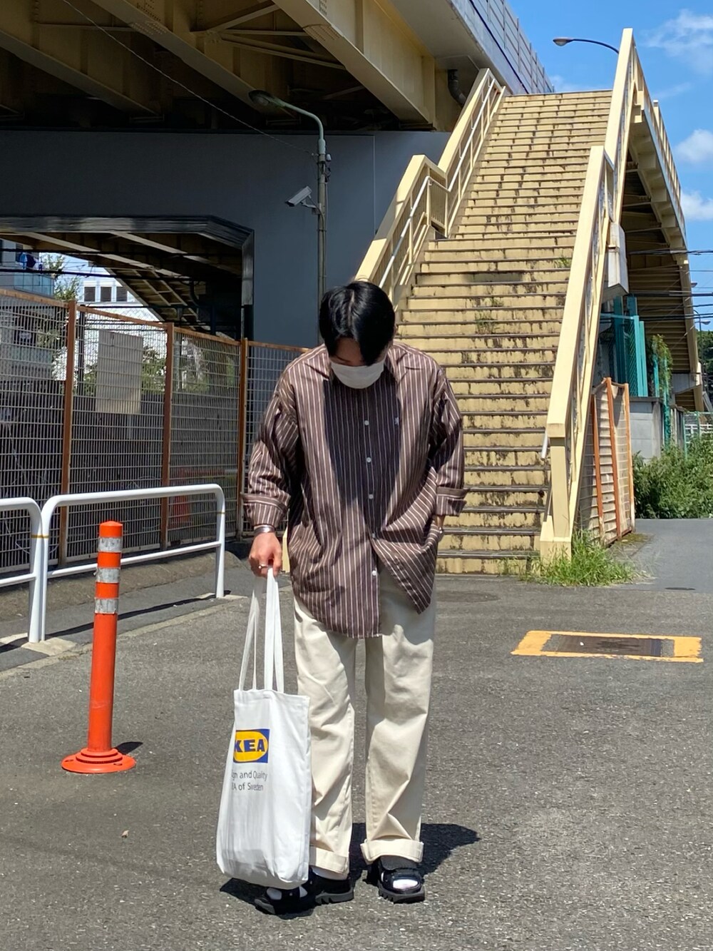 ブラウン系のシャツ/ブラウス、ホワイト系のトートバッグ、ホワイト系のチノパンツを着用したメンズの夏コーディネートの4枚目の写真