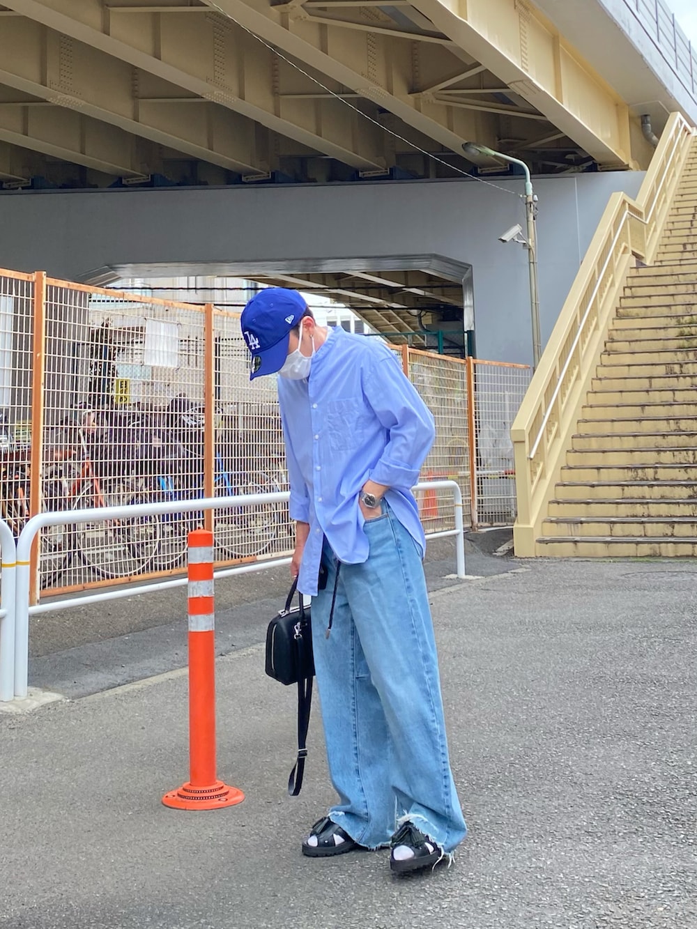 ブルー系のシャツ/ブラウス、ホワイト系のTシャツ/カットソー、ブルー系のデニムパンツを着用したメンズの春コーディネートの2枚目の写真