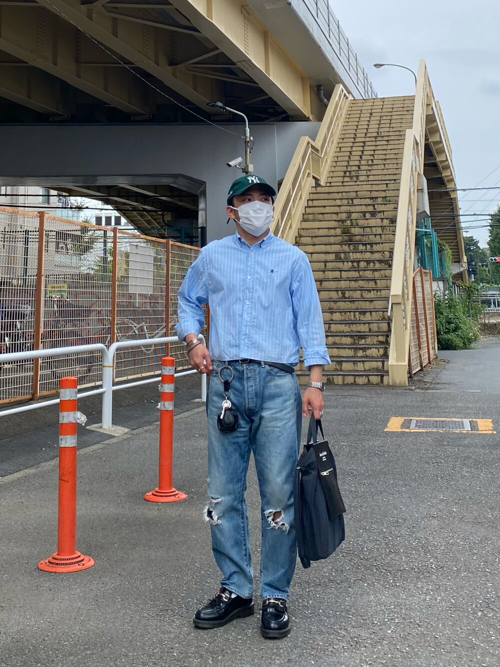 ブルー系のシャツ/ブラウス、ブルー系のデニムパンツ、ブラック系のローファーを着用したメンズの夏コーディネートの2枚目の写真