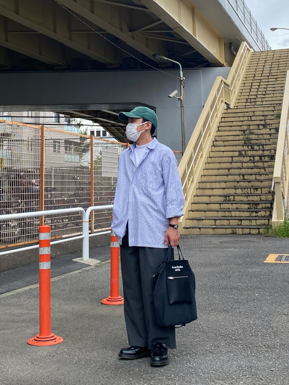 ブルー系のシャツ/ブラウス、グレー系のパンツ、ブラック系のローファーを着用したメンズの夏コーディネートの5枚目の写真