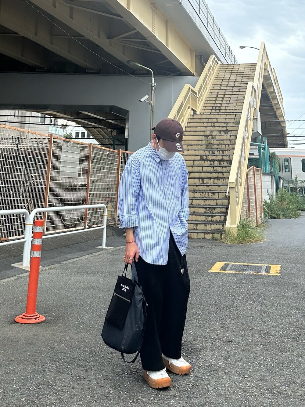 その他のシャツ/ブラウス、ブラック系のパンツ、ホワイト系のスニーカーを着用したメンズの秋コーディネートの2枚目の写真