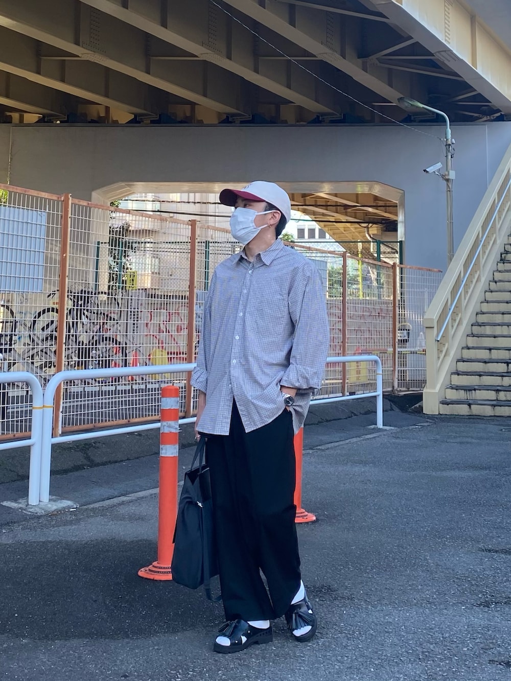 ホワイト系のシャツ/ブラウス、ブラック系のパンツ、ブラック系のサンダルを着用したメンズの夏コーディネートの2枚目の写真