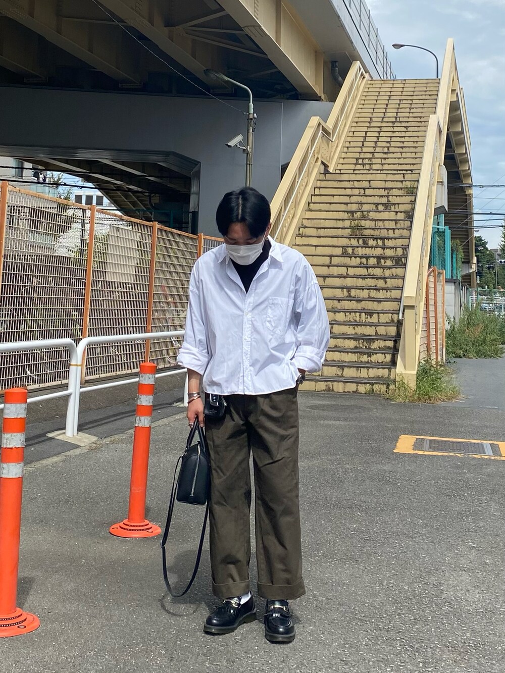 ホワイト系のシャツ/ブラウス、グリーン系のその他パンツ、ブラック系のローファーを着用したメンズの秋コーディネートの2枚目の写真