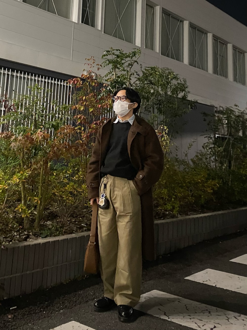 ブラウン系のダッフルコート、ブラック系のスウェット、ブルー系のシャツ/ブラウスを着用したメンズの冬コーディネートの3枚目の写真