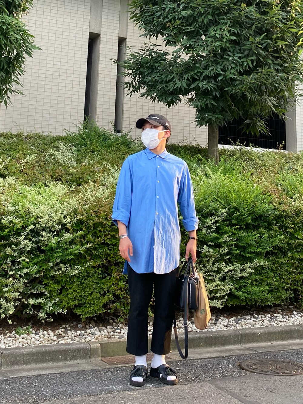 ブルー系のシャツ/ブラウス、ブラック系のスラックス、ブラック系のサンダルを着用したメンズの夏コーディネートの5枚目の写真