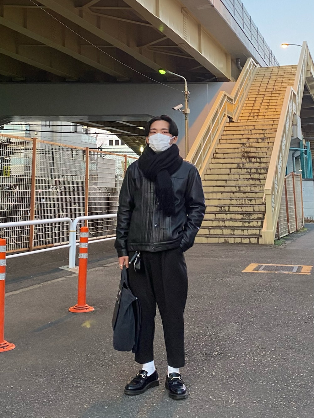 ブラック系のライダースジャケット、グリーン系のスウェット、ブラック系のローファーを着用したメンズの冬コーディネートの2枚目の写真