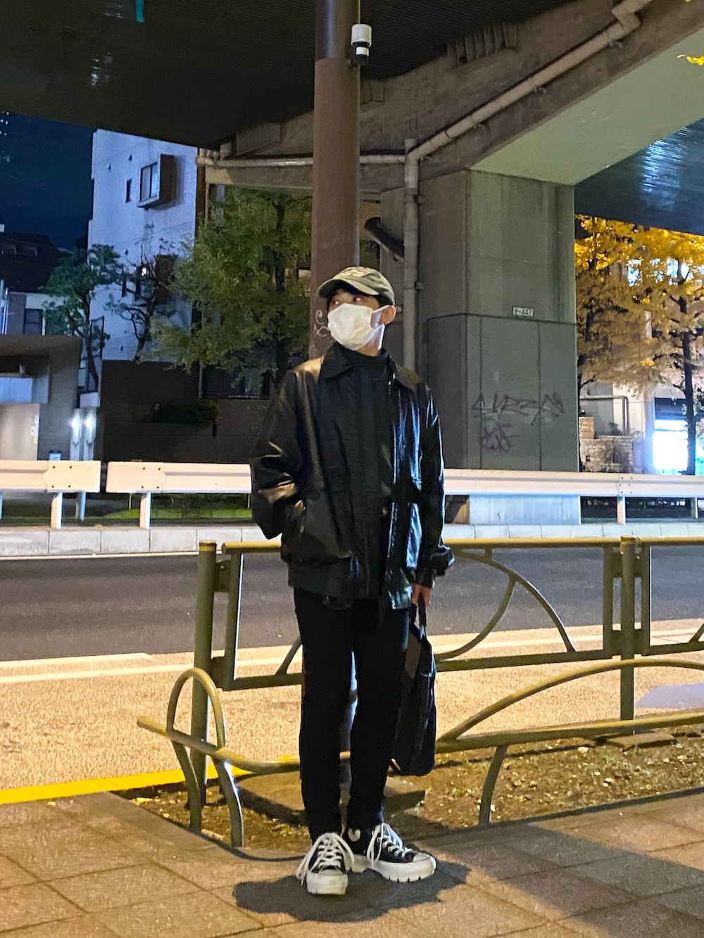 ブラック系のブルゾン、グリーン系のスウェット、ブラック系のデニムパンツを着用したメンズの冬コーディネートの2枚目の写真