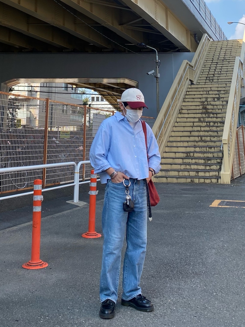 ブルー系のデニムパンツ、ブラック系のローファー、ブルー系のシャツ/ブラウスを着用したメンズの夏コーディネートの4枚目の写真