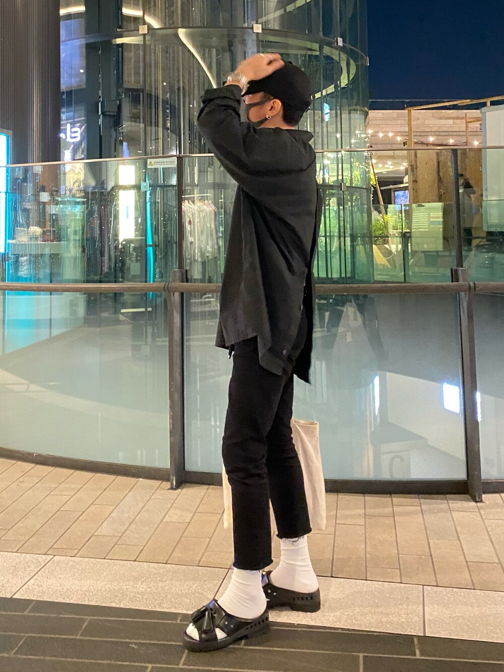 ブラック系のシャツ/ブラウス、ホワイト系のTシャツ/カットソー、ホワイト系のトートバッグを着用したメンズの夏コーディネートの3枚目の写真