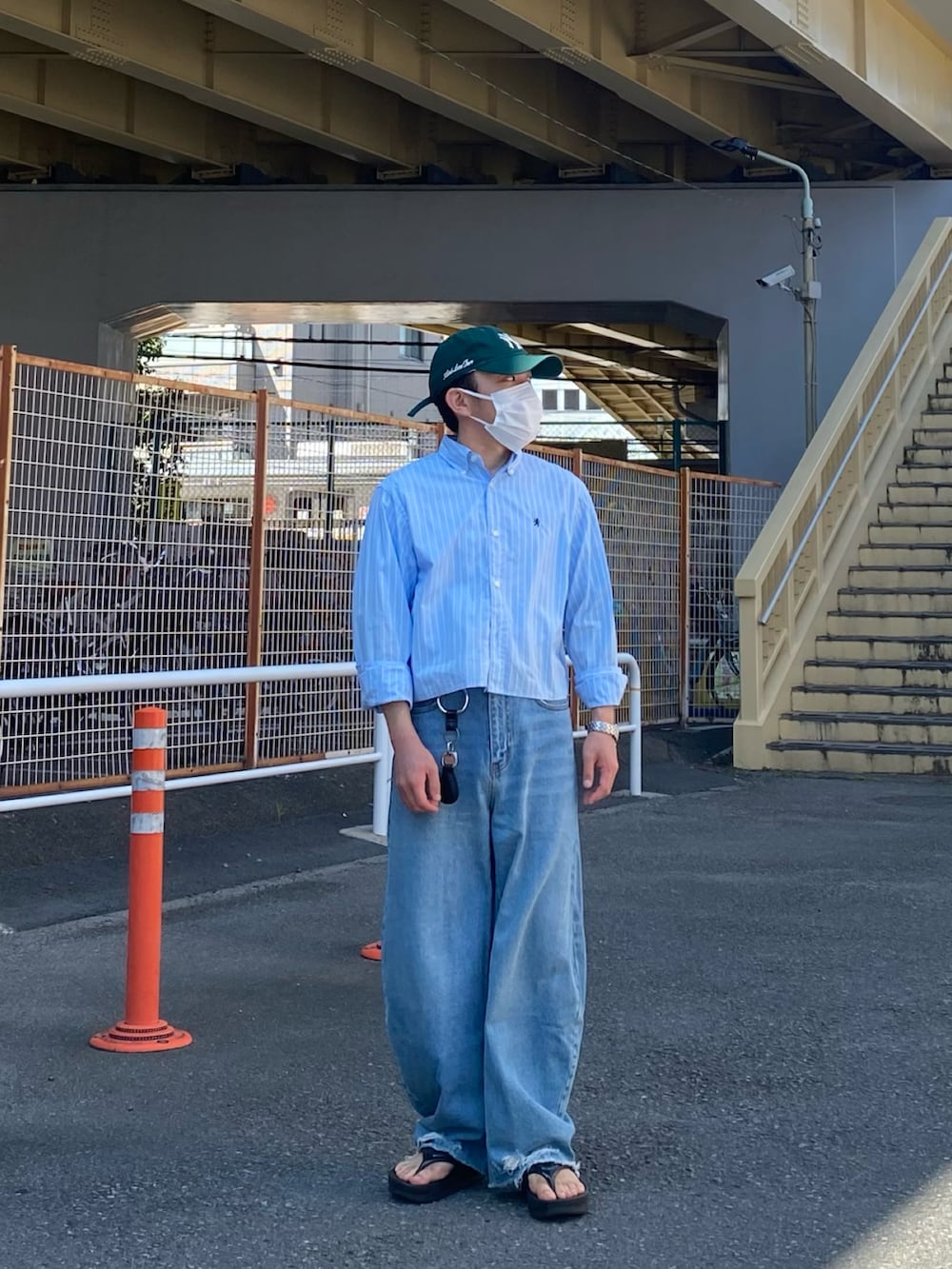 ブルー系のシャツ/ブラウス、ブラック系のサンダル、ブルー系のデニムパンツを着用したメンズの夏コーディネートの5枚目の写真