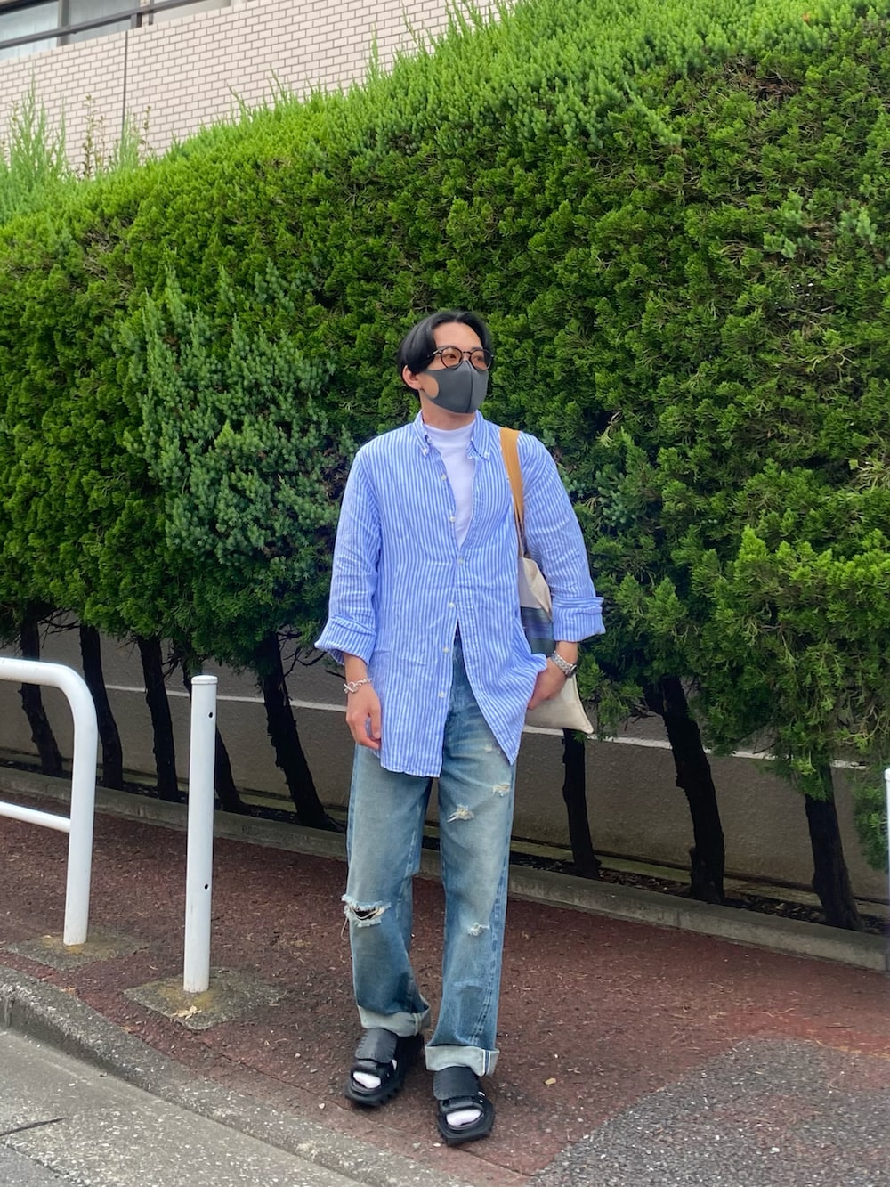 その他のシャツ/ブラウス、ブルー系のデニムパンツ、ブラック系のサンダルを着用したメンズの夏コーディネートの4枚目の写真