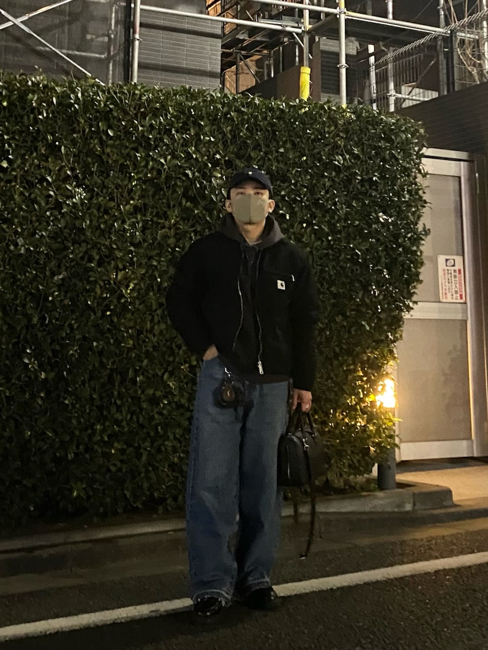 ブラック系のその他アウター、グレー系のパーカー、ブルー系のデニムパンツを着用したメンズの春コーディネートの2枚目の写真