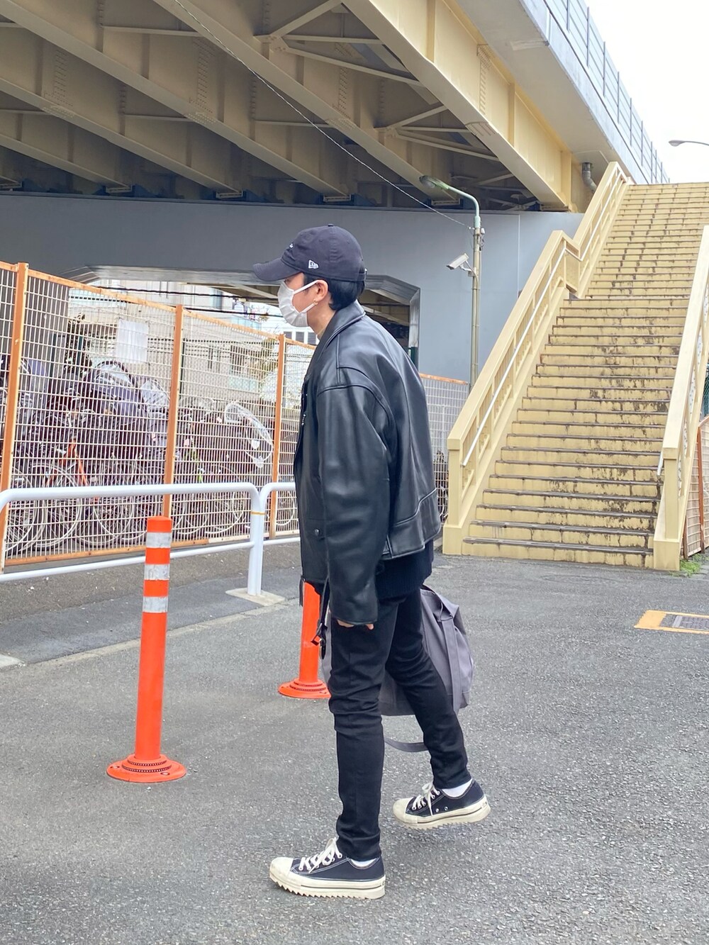 ブラック系のライダースジャケット、ブラック系のカーディガン/ボレロ、ブラウン系のTシャツ/カットソーを着用したメンズの秋コーディネートの2枚目の写真