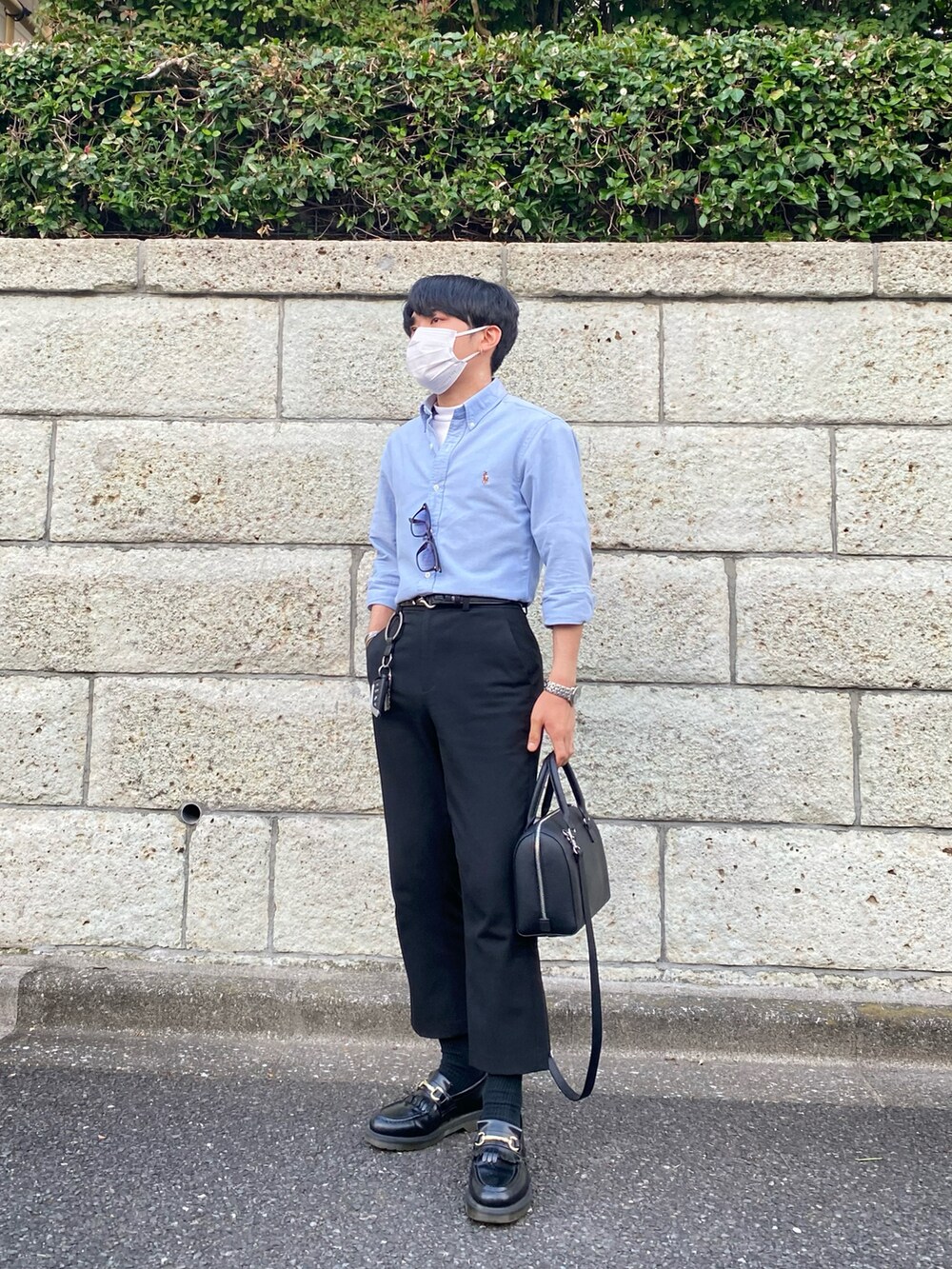 ブルー系のシャツ/ブラウス、ブラック系のスラックス、ブラック系のローファーを着用したメンズの夏コーディネートの4枚目の写真