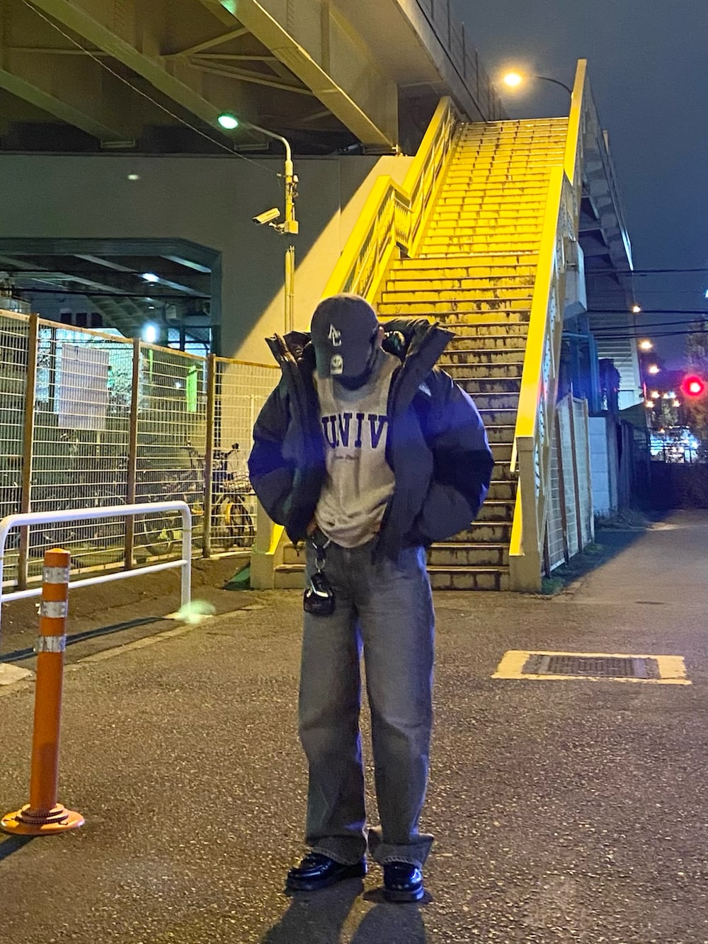 グレー系のダウンジャケット/コート、グレー系のスウェット、ブルー系のシャツ/ブラウスを着用したメンズの冬コーディネートの3枚目の写真