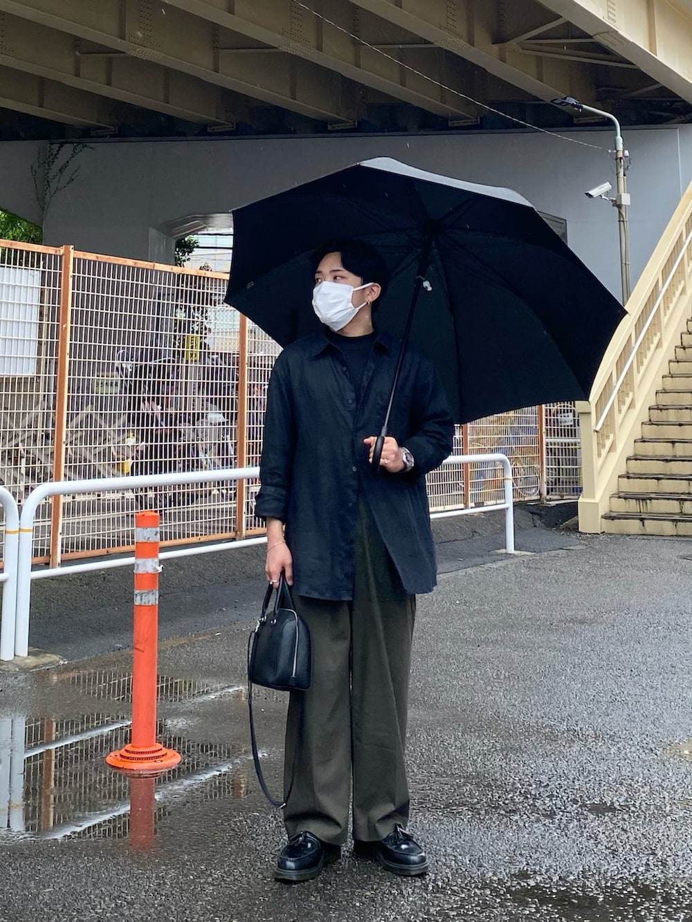 ブラック系のシャツ/ブラウス、ブラック系のボストンバッグ、グリーン系のパンツを着用したメンズの夏コーディネートの2枚目の写真