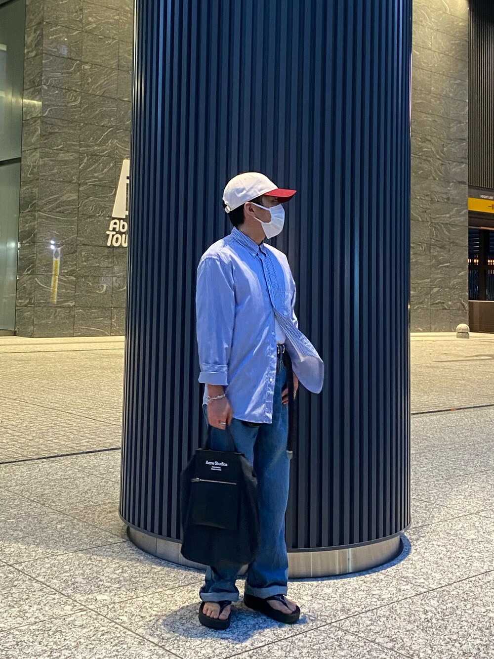 ブルー系のシャツ/ブラウス、ブラック系のトートバッグ、ブルー系のデニムパンツを着用したメンズの夏コーディネートの5枚目の写真