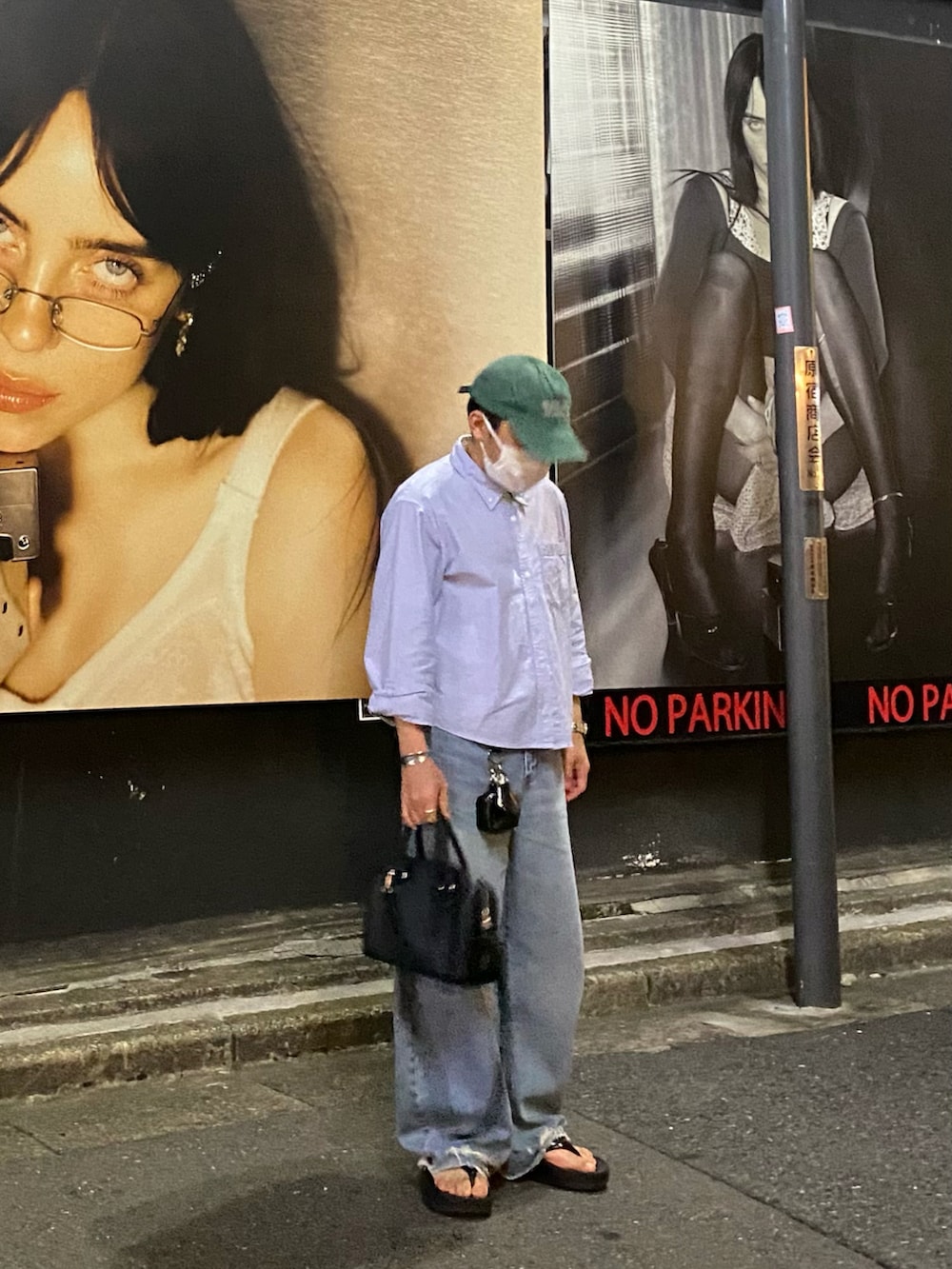 ブルー系のシャツ/ブラウス、ブルー系のデニムパンツ、ブラック系のサンダルを着用したメンズの夏コーディネートの2枚目の写真