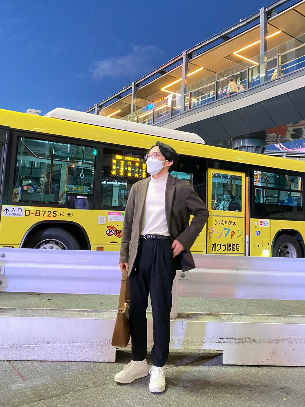 ブラウン系のテーラードジャケット、その他のTシャツ/カットソー、ブラック系のスラックスを着用したメンズの秋コーディネートの3枚目の写真