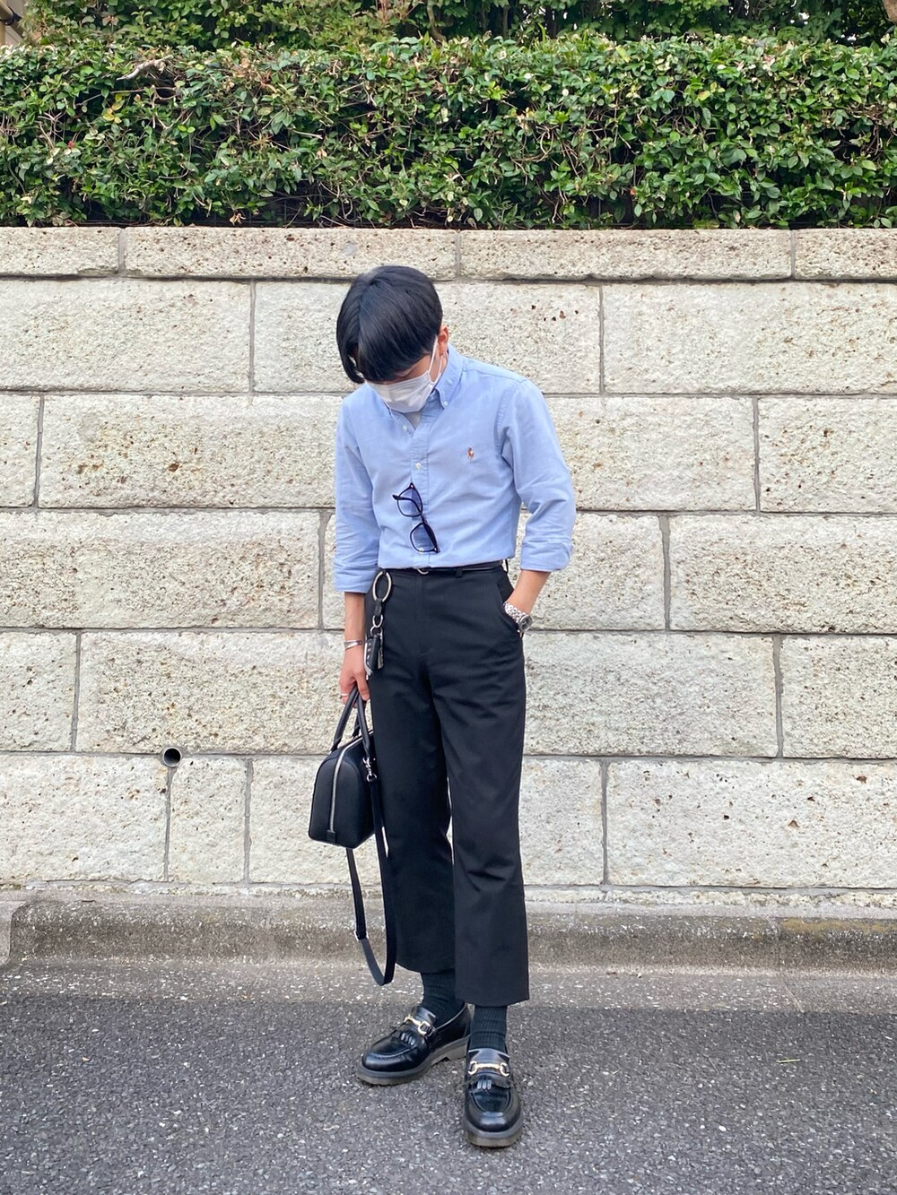 ブルー系のシャツ/ブラウス、ブラック系のスラックス、ブラック系のローファーを着用したメンズの夏コーディネートの2枚目の写真