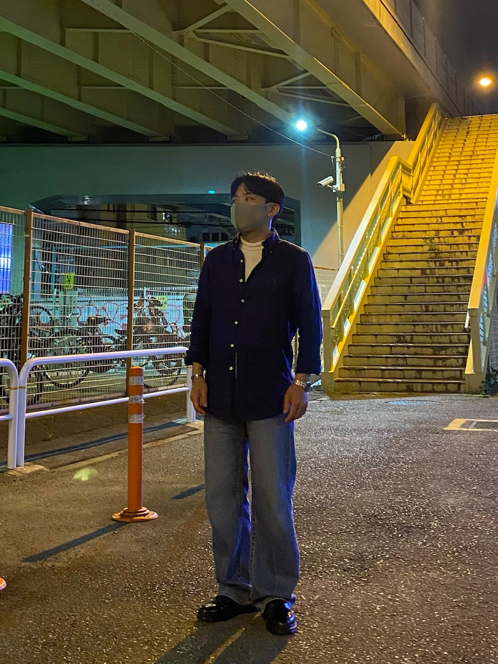 ブルー系のシャツ/ブラウス、ブルー系のデニムパンツ、ブラック系のドレスシューズを着用したメンズの夏コーディネートの5枚目の写真