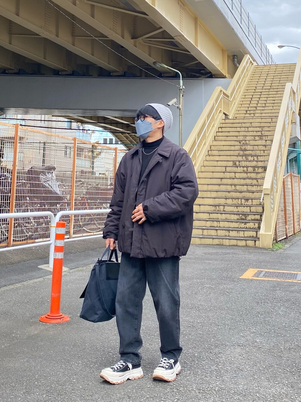 ブラック系のダウンジャケット/コート、ブラック系のスウェット、グレー系のデニムパンツを着用したメンズの秋コーディネートの5枚目の写真