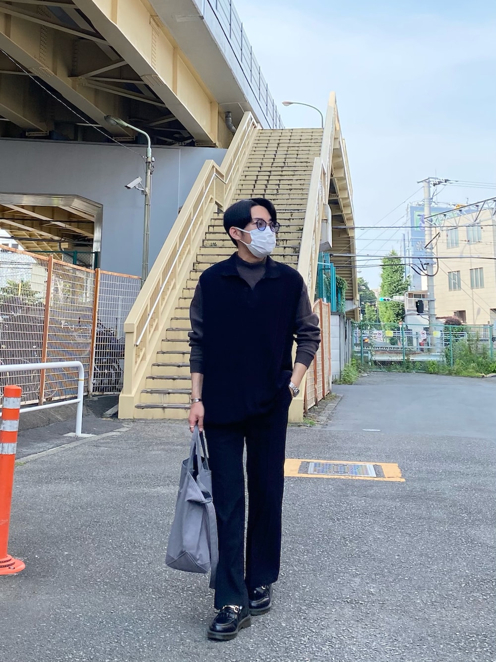 ブラック系のベスト、グレー系のTシャツ/カットソー、ブラック系のその他パンツを着用したメンズの夏コーディネートの4枚目の写真