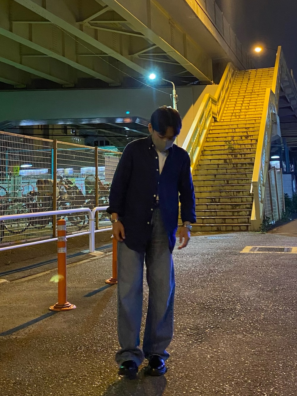 ブルー系のシャツ/ブラウス、ブルー系のデニムパンツ、ブラック系のドレスシューズを着用したメンズの夏コーディネートの3枚目の写真