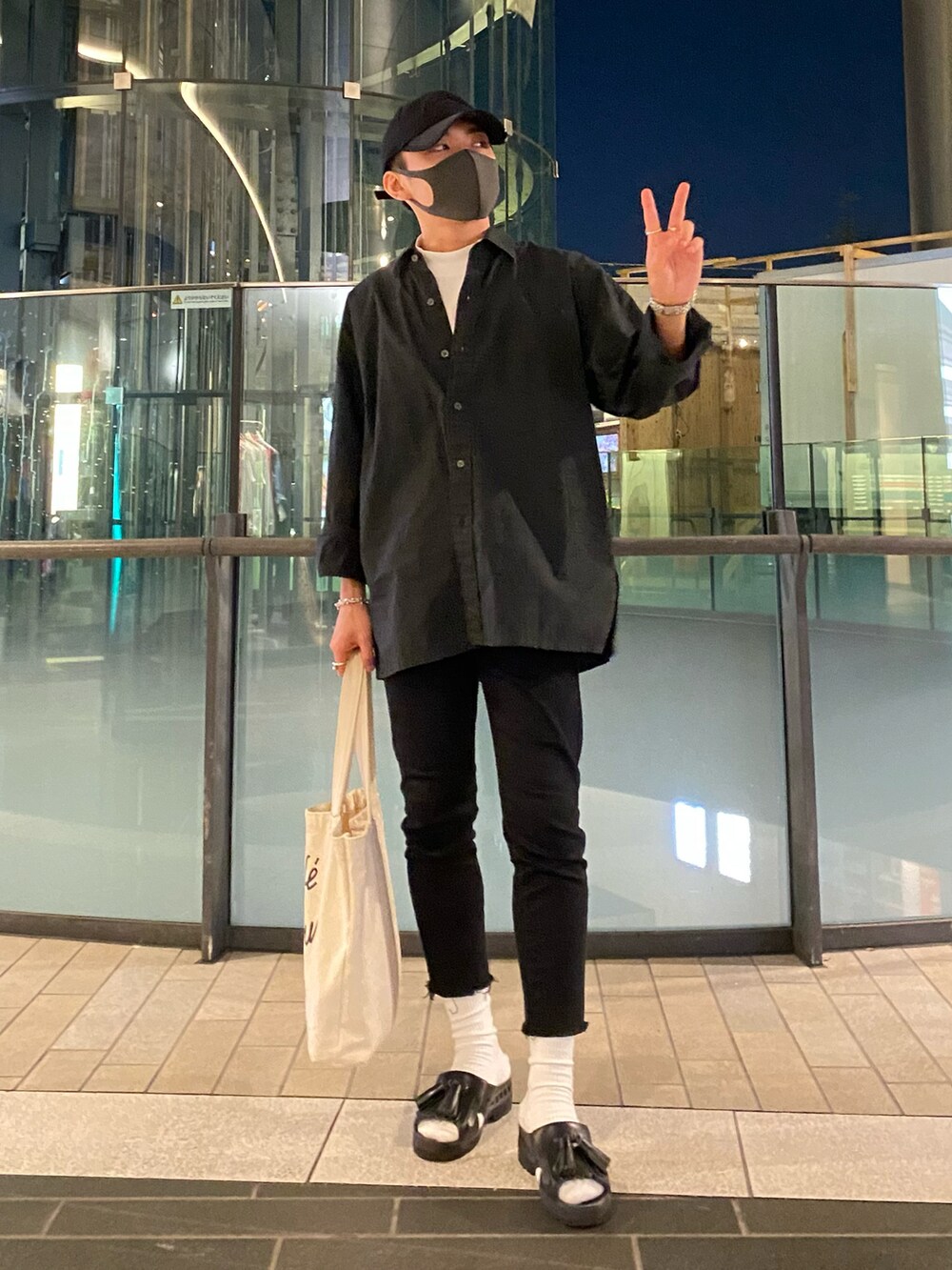 ブラック系のシャツ/ブラウス、ホワイト系のTシャツ/カットソー、ホワイト系のトートバッグを着用したメンズの夏コーディネートの2枚目の写真