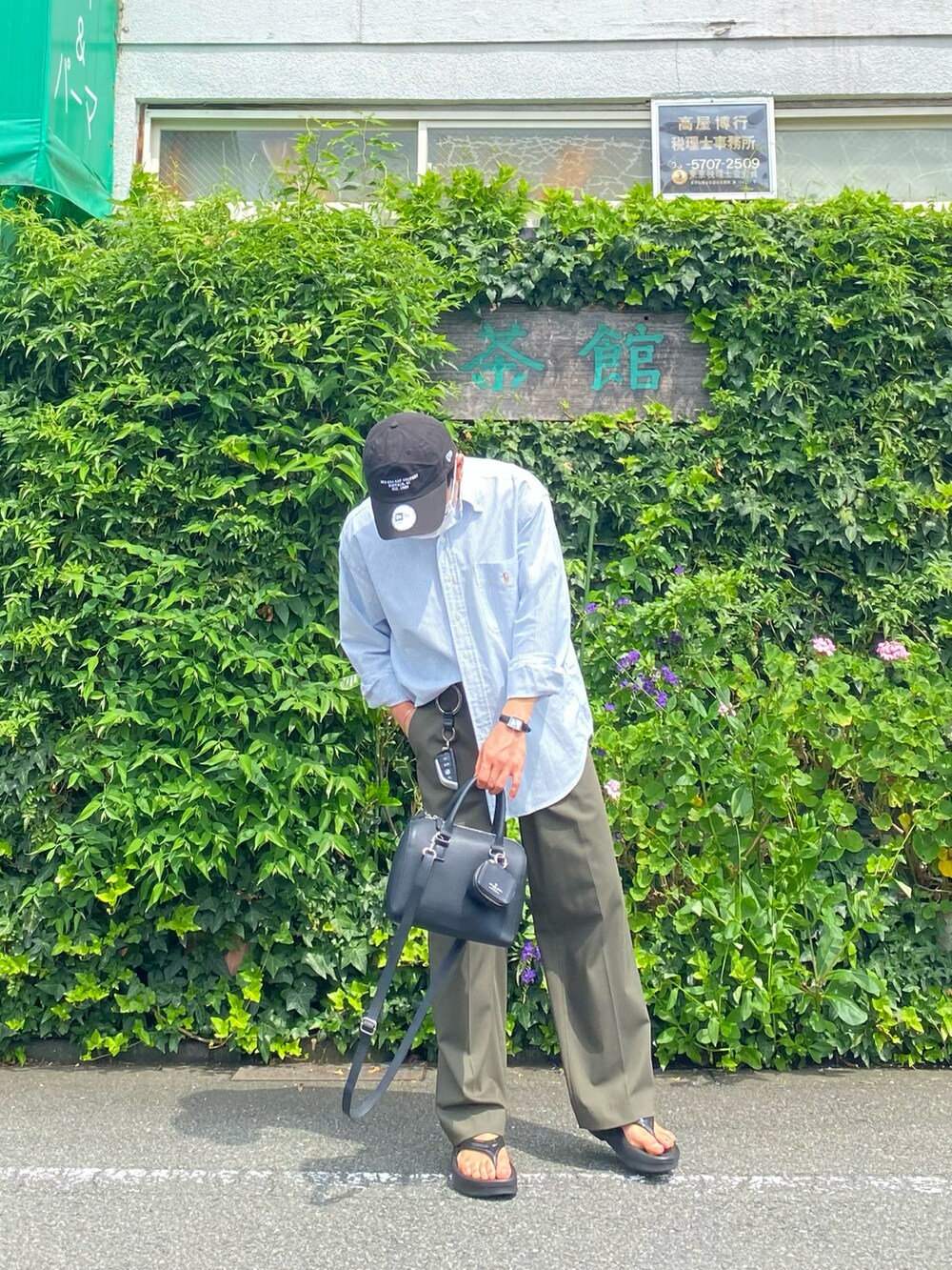 ブルー系のシャツ/ブラウス、グリーン系のパンツ、ブラック系のサンダルを着用したメンズの夏コーディネートの3枚目の写真