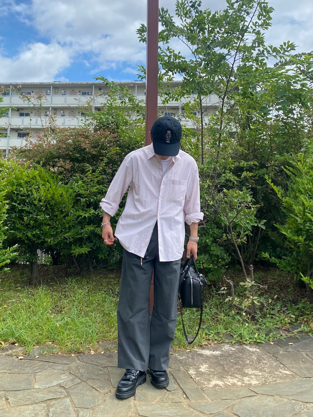 ピンク系のシャツ/ブラウス、ブラック系のボストンバッグ、グレー系のパンツを着用したメンズの夏コーディネートの3枚目の写真