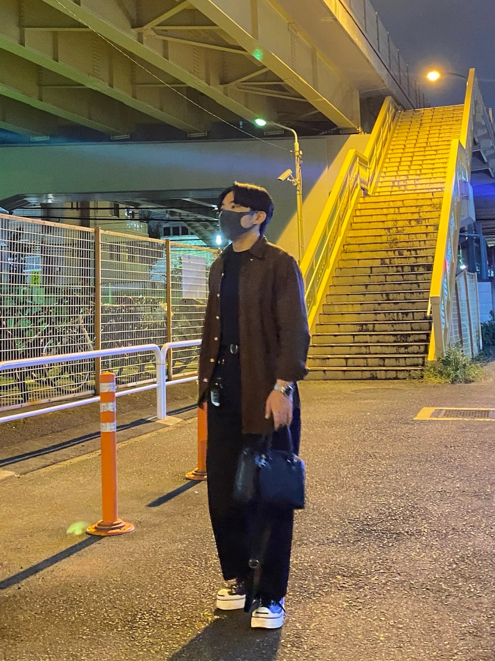 ブラウン系のシャツ/ブラウス、ブラック系のTシャツ/カットソー、ブラック系のパンツを着用したメンズの秋コーディネートの5枚目の写真