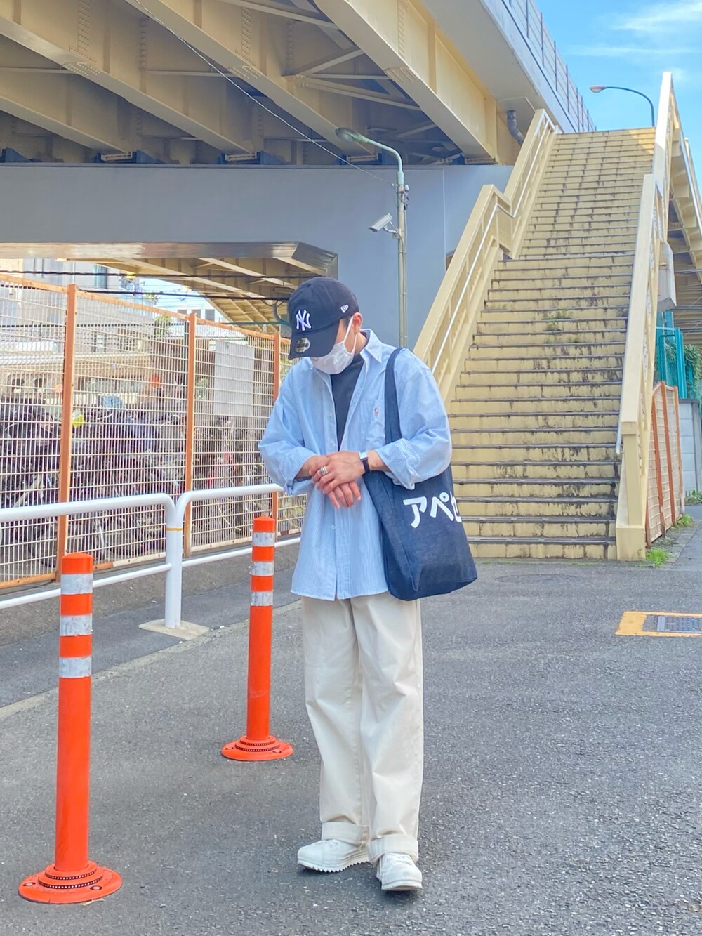 ブルー系のシャツ/ブラウス、グレー系のTシャツ/カットソー、ホワイト系のチノパンツを着用したメンズの夏コーディネートの5枚目の写真